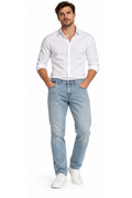 Blugi HUGO Blue Brody bărbați W32/L32, pe model elegant, vedere din față, cămașă albă și sneakerși albi