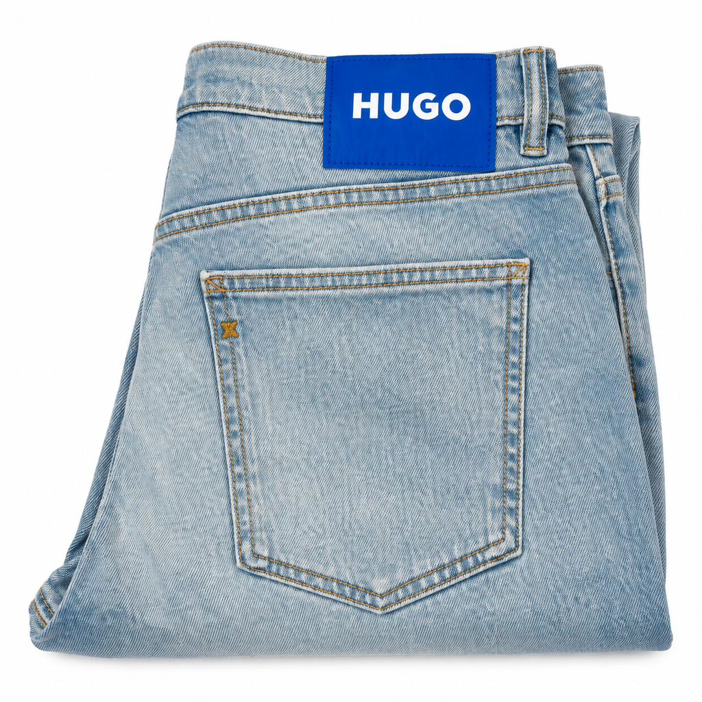 Detaliu buzunar spate blugi HUGO Blue Brody W32/L32, denim albastru deschis cu etichetă HUGO, pe fundal alb